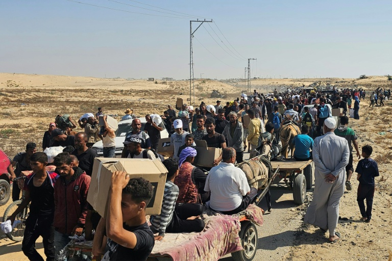 فلسطينيون قرب مركز لتوزيع المساعدات في رفح بجنوب قطاع غزة في الخامس من حزيران/يونيو 2025 (أ ف ب)