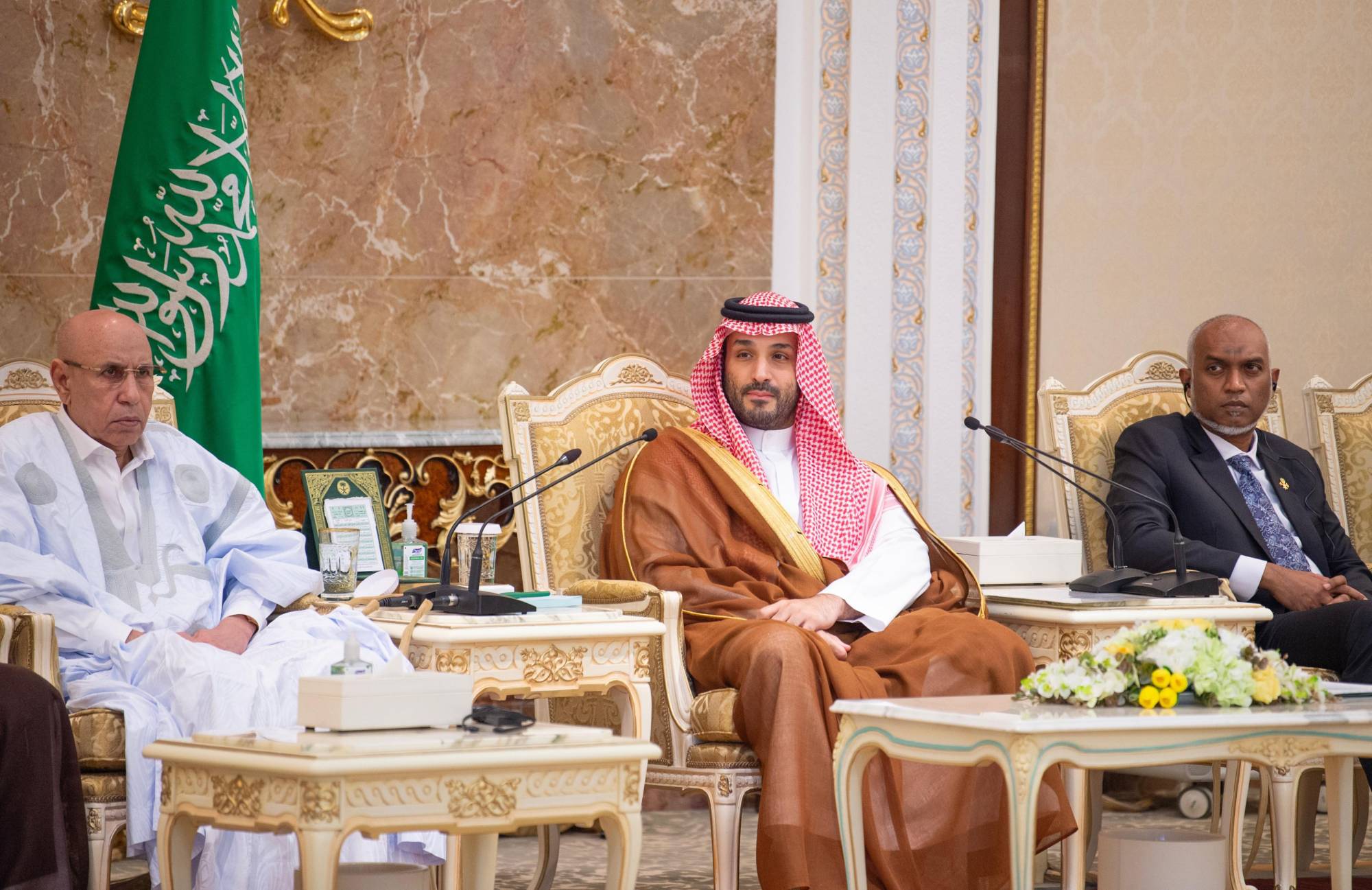 ولي العهد السعودي مستقبلاً الرئيسين المالديفي والموريتاني في منى السبت (واس)