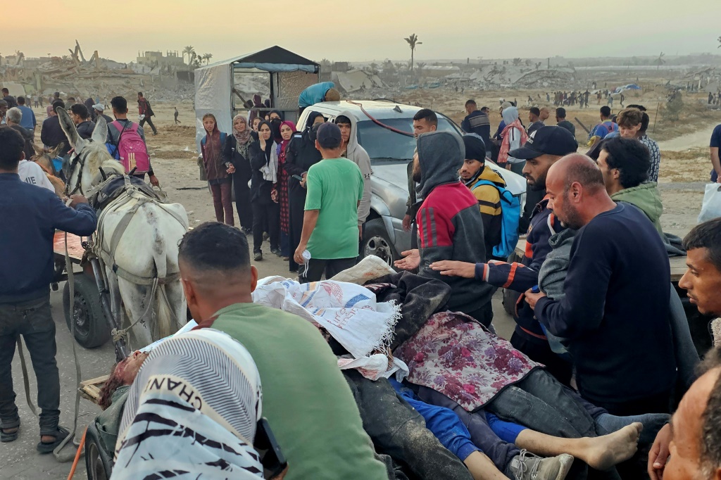 فلسطينيون ينقلون جثث قتلى سقطوا في إطلاق نار إسرائيلي، وفق الدفاع المدني، قرب مركز مساعدات أميركي في رفح في جنوب قطاع غزة في الأول من حزيران/يونيو 2025 (أ ف ب)