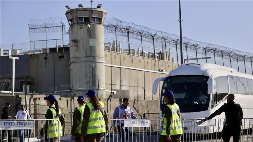إسرائيل تفرج عن 12 أسيرا فلسطينيا من غزة بعد شهور من التعذيب والتجويع (الأناضول)