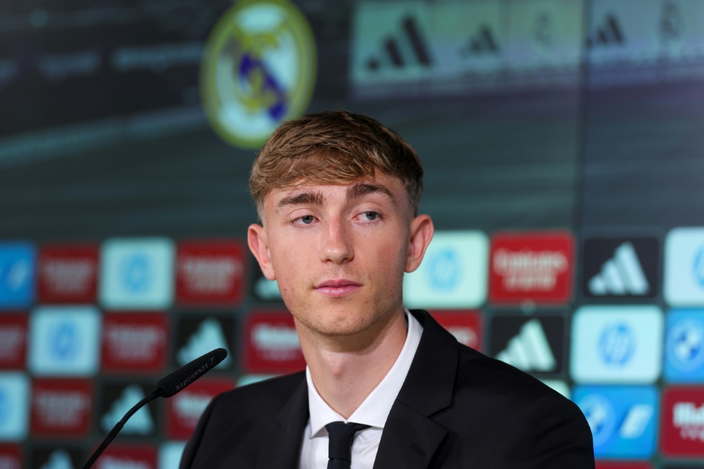 مدافع ريال مدريد الجديد دين هاوسن خلال حفل تقديمه الرسمي في مركز تدريب النادي في فالديبيباس بالقرب من مدريد في 10 حزيران/يونيو 2025 (أ ف ب)