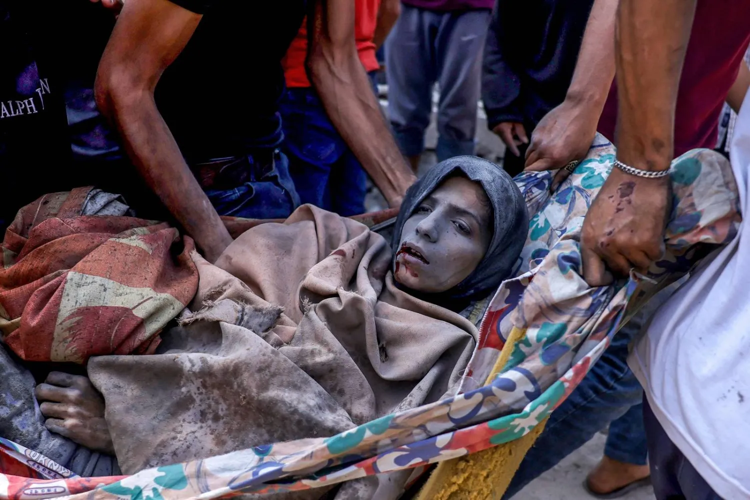 امرأة فلسطينية مصابة بعد انتشالها من تحت أنقاض منزل استهدفته غارة إسرائيلية في غرب جباليا شمال غزة (أ.ف.ب)