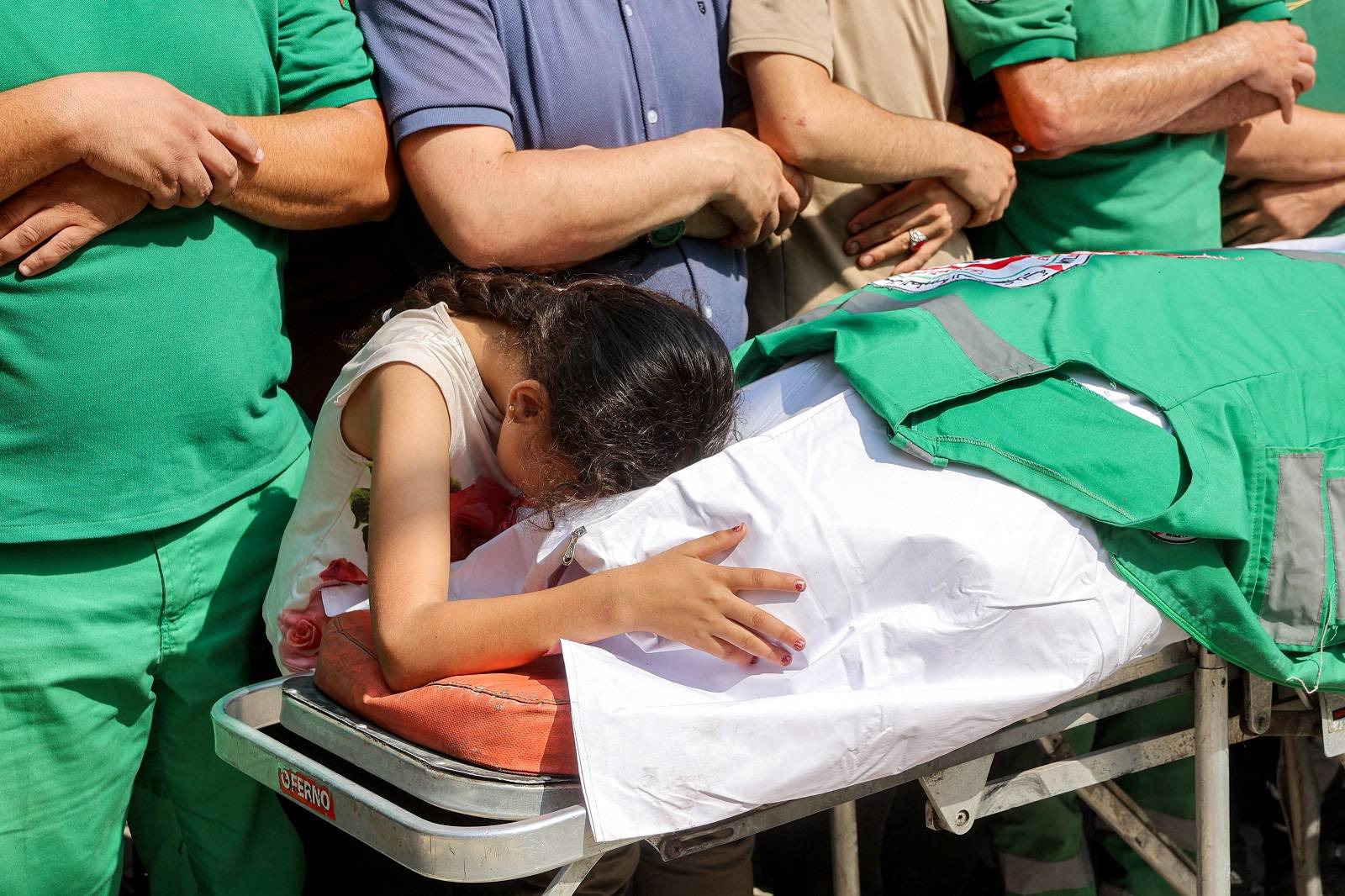 رد فعل فتاة على مقتل أحد أقربائها في غارة إسرائيلية على حي التفاح في حي الشيخ رضوان بمدينة غزة (أ.ف.ب)