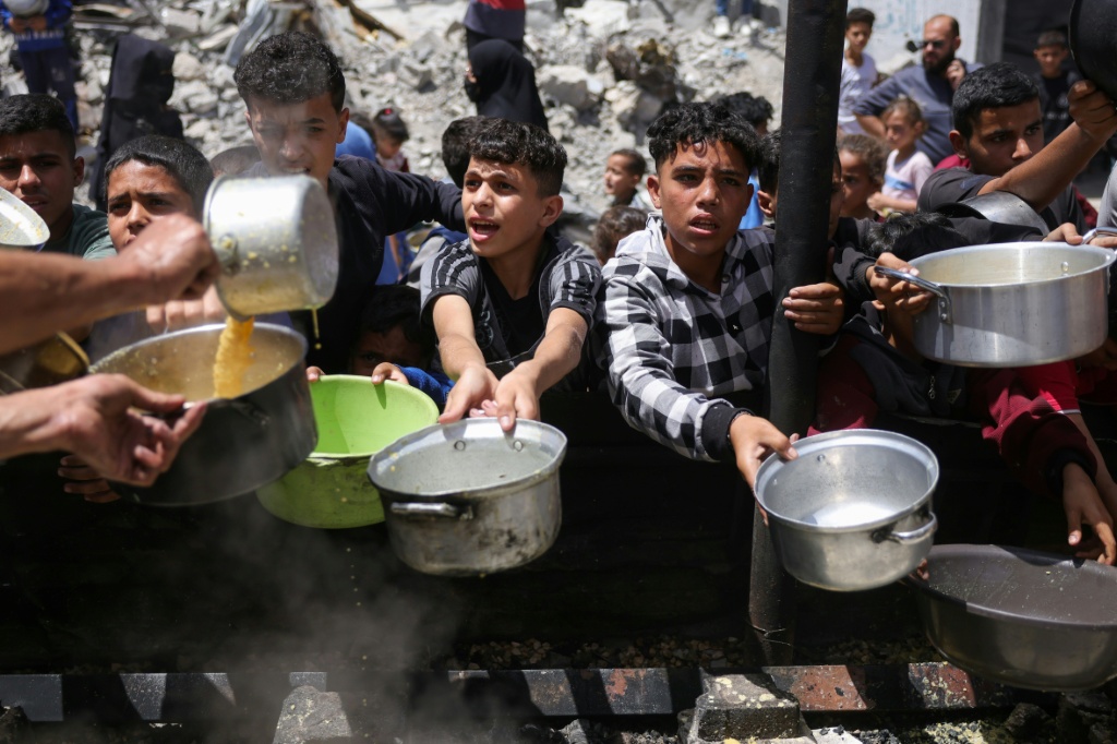 نازحون فلسطينيون يتجمعون للحصول على الطعام في جباليا بتاريخ 19 أيار/مايو 2025 (أ ف ب)