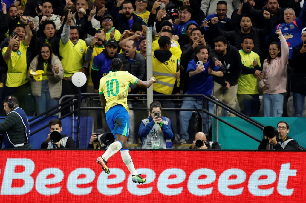 مهاجم البرازيل فينيسيوس جونيور يحتفل بعد تسجيله الهدف الذي أهّل منتخب بلاده الى نهائيات كأس العالم 2026 في كرة القدم، خلال مواجهة الباراغواي الثلاثاء في 10 حزيران/يونيو 2025 (أ ف ب)