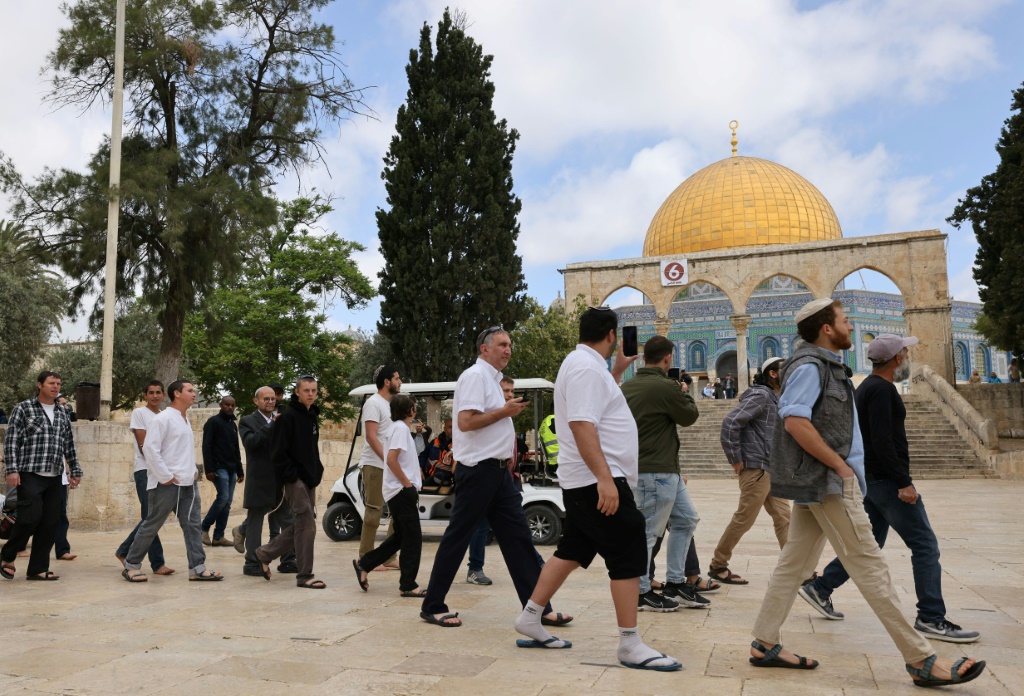 أكد البيان "رفض المملكة المطلق وإدانتها الشديدة لمواصلة الاقتحامات المرفوضة من قبل الوزير المتطرف بن غفير، وتسهيل شرطة الاحتلال الاقتحامات المتكررة للمسجد الأقصى (أ ف ب)