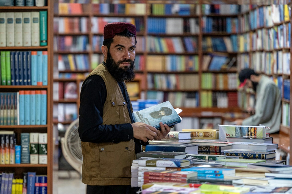  الناطق باسم شرطة كابول خالد زدران مؤلف كتاب "15 دقيقة" في كابول في 26 أيار/مايو 2025 (أ ف ب) 
