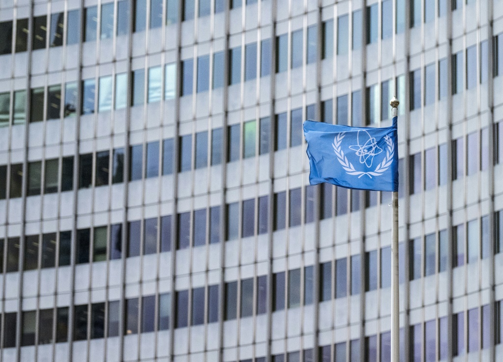 علم الوكالة الدولية للطاقة الذرية أمام مقرها في فيينا بالنمسا، في 20 تشرين الثاني/نوفمبر 2024 (ا ف ب)