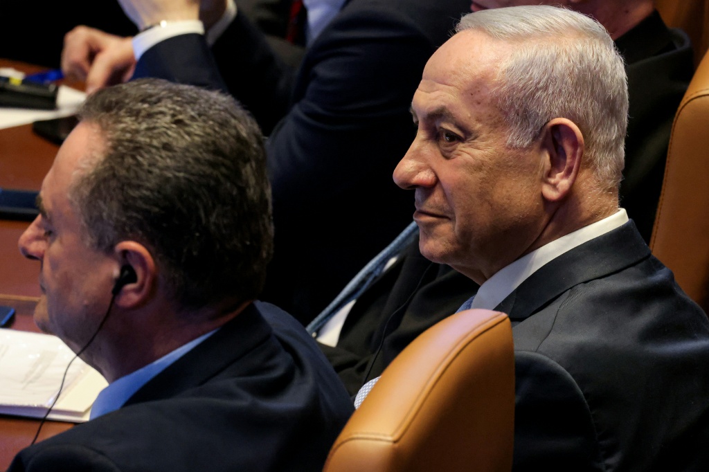 رئيس الوزراء الإسرائيلي ينيامين نتانياهو (يمين) في الكنيست في القدس بتاريخ 11 حزيران/يونيو 2025 (أ ف ب)