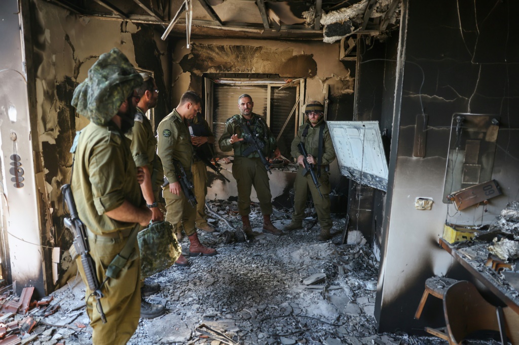 تحاصر إسرائيل غزة منذ 18 عاما، وبات نحو 1.5 مليون فلسطيني من أصل حوالي 2.4 مليون بالقطاع، بلا مأوى بعد أن دمرت حرب الإبادة مساكنهم (أ ف ب)