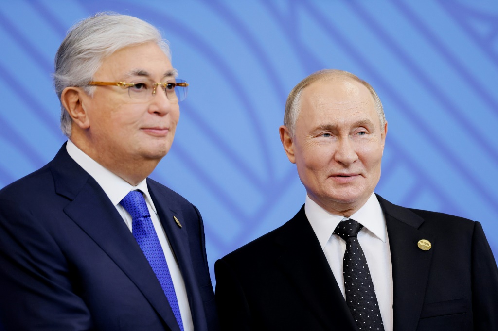 الرئيسان الروسي فلاديمير بوتين والكازاخستاني قاسم جومارت توكاييف في قازان بتاريخ 23 تشرين الاول/أكتوبر 2024 (أ ف ب) 