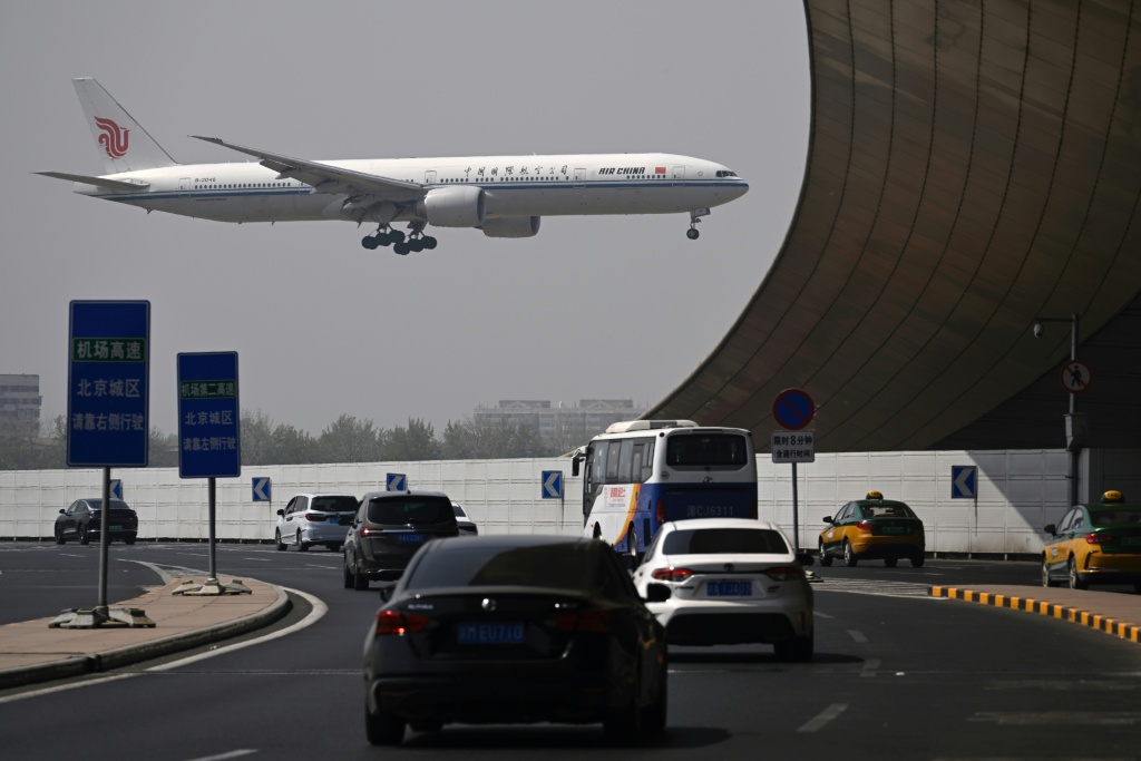 طائرة بوينغ 777-300 تابعة لشركة الخطوط الجوية الصينية تهبط في مطار بكين الدولي في 10 نيسان/أبريل 2025 (أ ف ب)