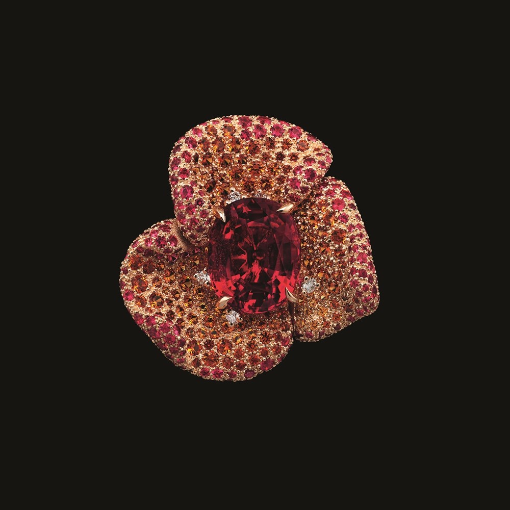 خاتم (ROSEDIOR RUBELLITE) مصنوع من ذهب وردي، ألماس، روبيليت، غارنيت سبيسارتيت، وسبينيل أحمر