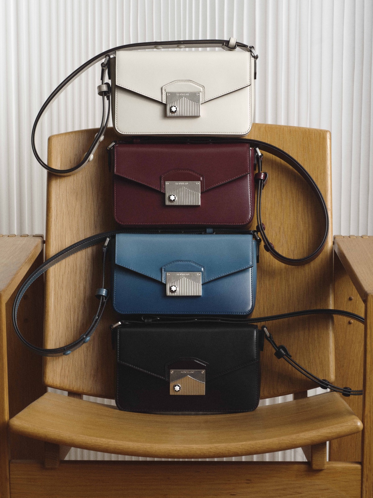 حقيبة Meisterstück Mini Messenger من Montblanc تجمع بين الأناقة والعمليّة وتتوافر بأربعة ألوان مميّزة، وهي مزوّدة بحزام كتف جلديّ قابل للتعديل - المصدر: Montblanc 