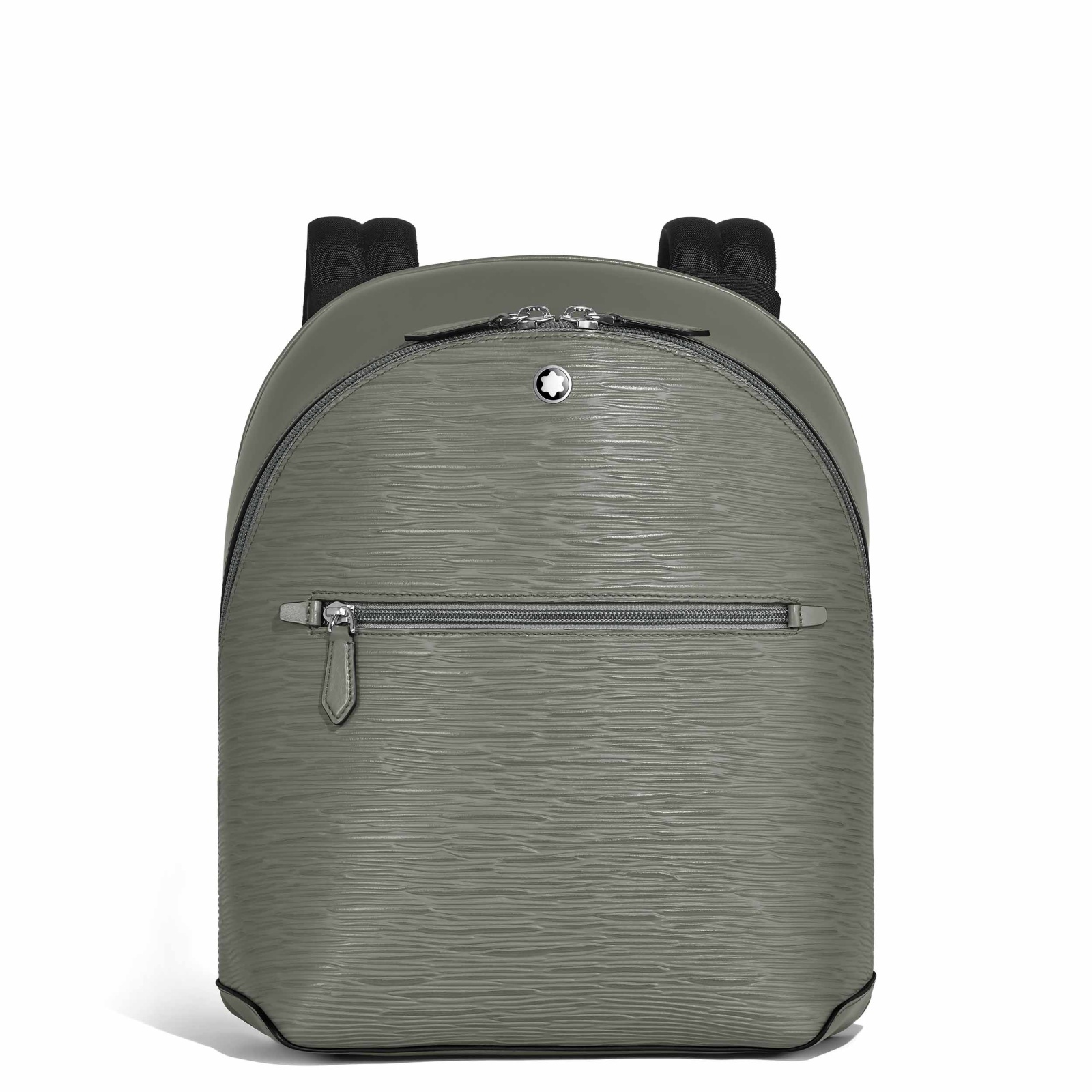 حقيبة الظهر الصغيرة  من مجموعة 4810 من Montblanc عصريّة تعكس أسلوب الحياة الحضريّ النشط، وهي منفّذة بالجلد باللون الرماديّ المزخرف بنقوش مستوحاة من قشرة الأشجار - المصدر: Montblanc 