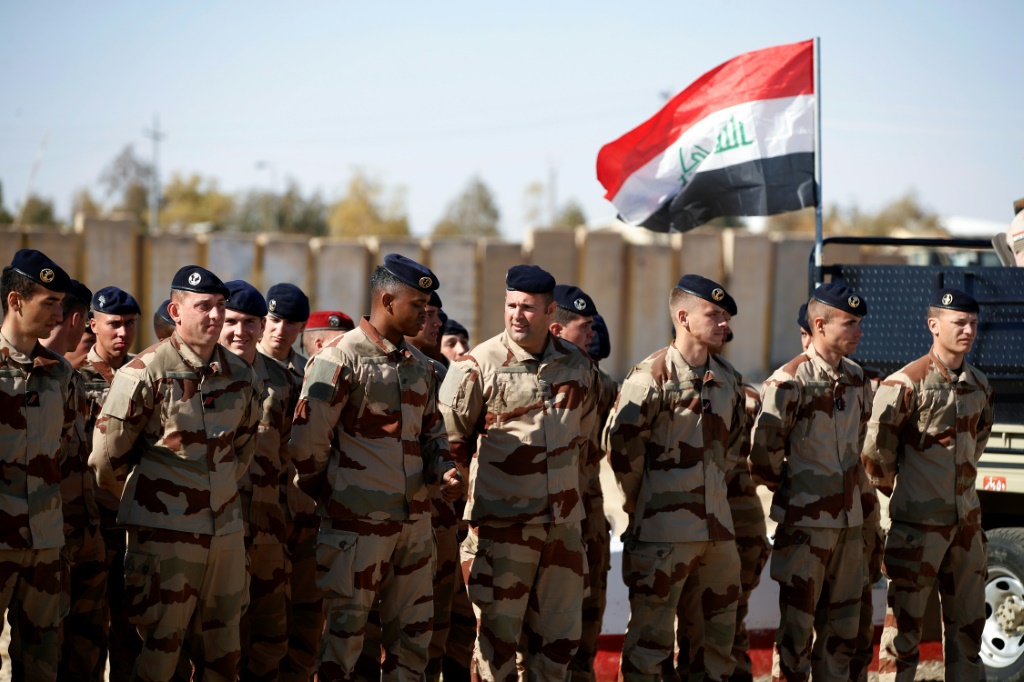 مدرّبون عسكريون من الجيش الفرنسي في قاعدة عين الأسد في محافظة الأنبار بغرب العراق خلال حفل تخريج جنود عراقيين متدرّبين في 29 شباط/فبراير 2024 (أ ف ب)