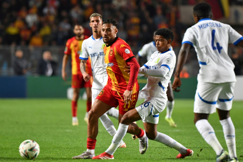 الجزائري يوسف بلايلي لاعب الترجي (يسار) في مواجهة جايدن أدامز لاعب ماميلودي سانداونز الجنوب إفريقي ضمن دوري أبطال إفريقيا لكرة القدم. 8 نيسان/أبريل 2025 (أ ف ب)