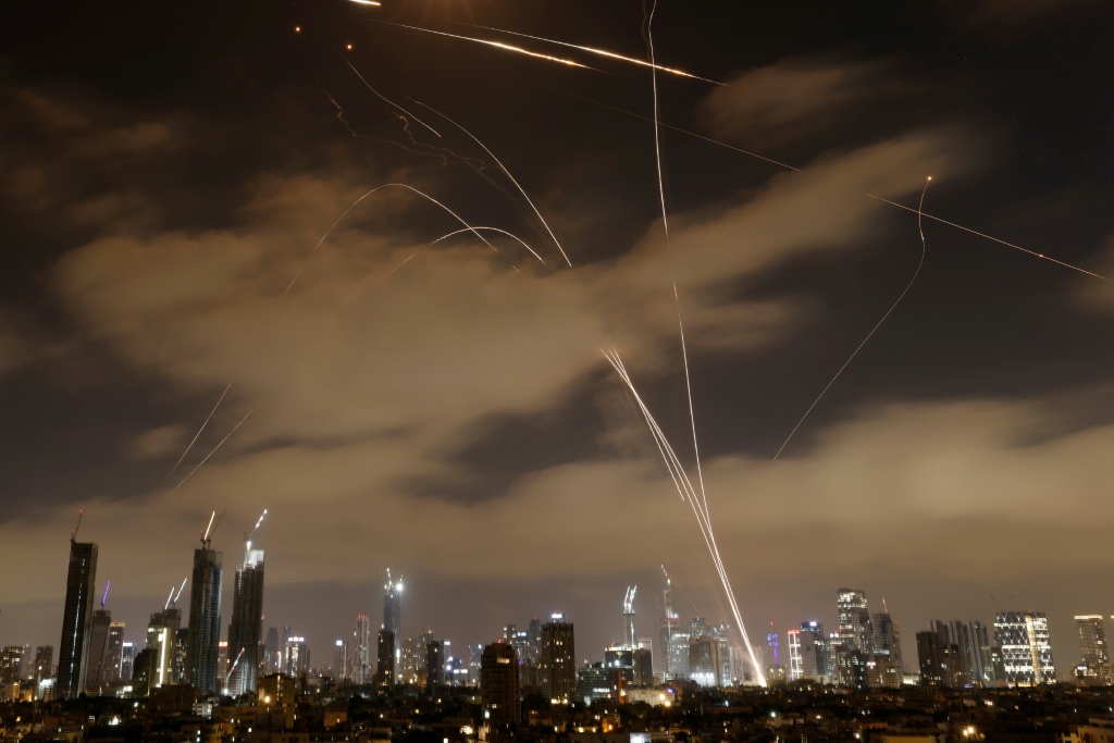 إيران تستخدم الهجوم الإسرائيلي لاقتحام سور الغموض رسمياً، وتعلن وصولها إلى القنبلة (أ ف ب)