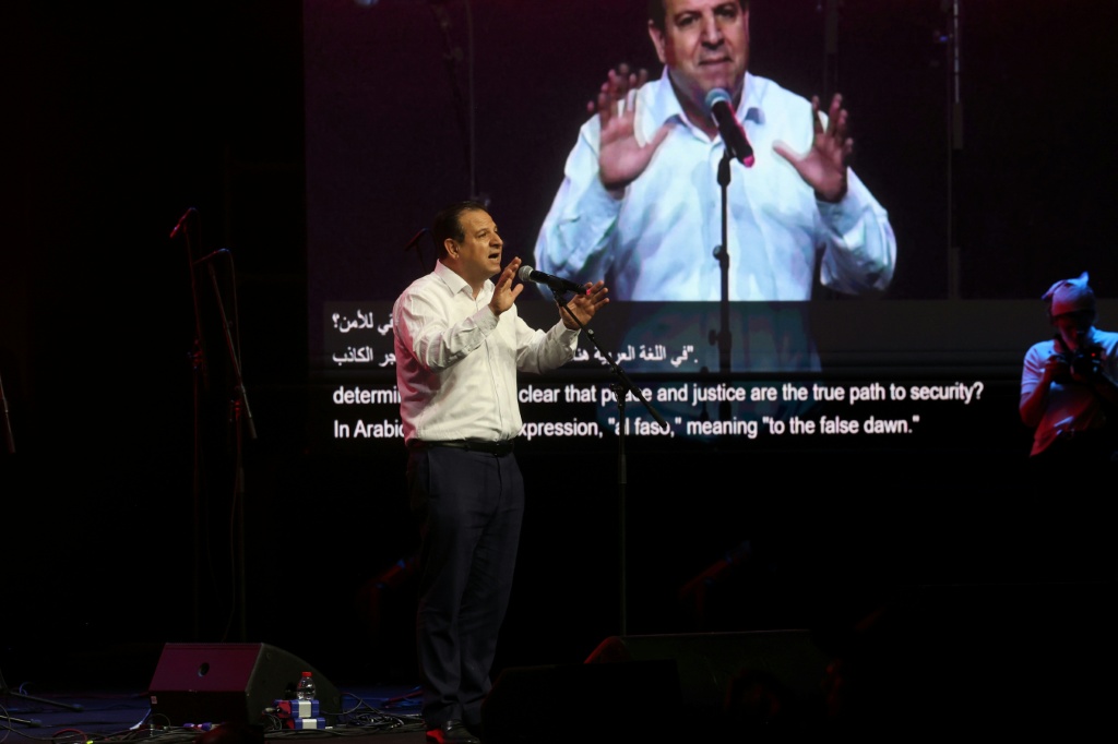 أيمن عودة، عضو الكنيست وزعيم حزب الجبهة الديموقراطية للسلام والمساواة، يلقي كلمة خلال قمة السلام الشعبي "حان الوقت" في مركز المؤتمرات الدولي في القدس في 9 أيار/مايو 2025 (أ ف ب)