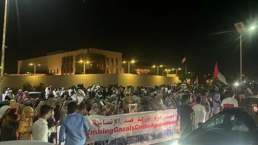 حمل المتظاهرون الولايات المتحدة مسؤولية استمرار العدوان في غزة والضربات الإسرائيلية ضد إيران، مطالبين بوقف الدعم الأمريكي لإسرائيل. (الاناضول)