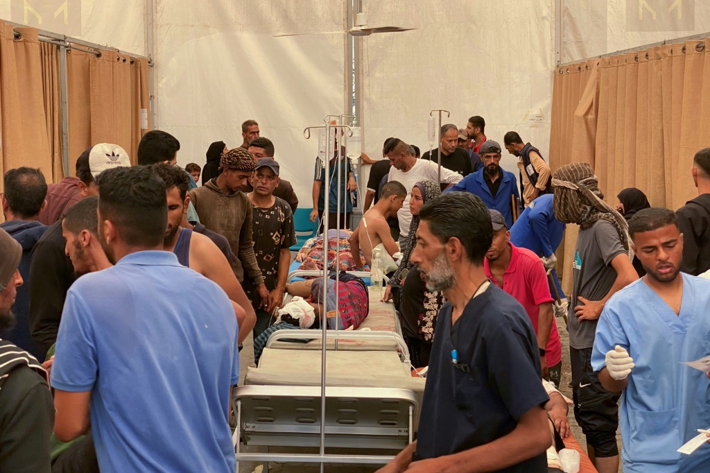 مصابون يتلقون العلاج في مستشفى ناصر في جنوب قطاع غزة في 17 حزيران/يونيو 2025 (أ ف ب)