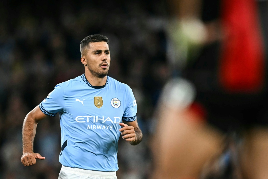 الإسباني رودري لاعب وسط مانشستر سيتي يدخل أرض الملعب في مواجهة بورنموث ضمن الدوري الإنكليزي لكرة القدم. ملعب الاتحاد، مانشستر، في 20 أيار/مايو 2025 (أ ف ب)