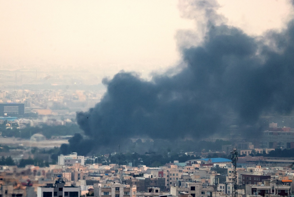 الدخان الأسود يتصاعد من محيط مبنى التلفزيون الرسمي الإيراني في جنوب غرب طهران بعد تعرضه لضربة إسرائيلية في 16 حزيران/يونيو 2025 (أ ف ب)