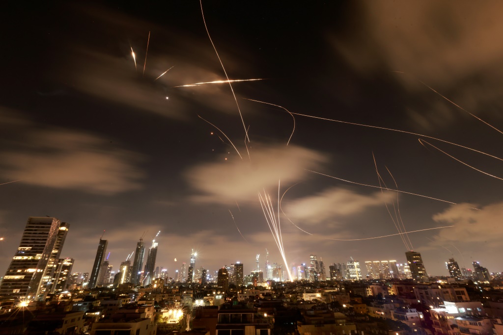 صورة مؤرخة في 18 حزيران/يونيو 2025 من تل أبيب خلال اعتراض الدفاعات الجوية صواريخ إيرانية (أ ف ب)
