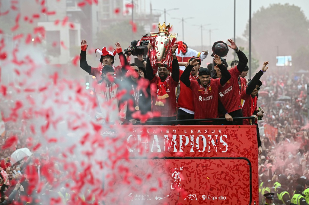 احتفال ليفربول بفوزه بلقب الدوري الانكليزي لكرة القدم لموسم 2024-2025 (أ ف ب)