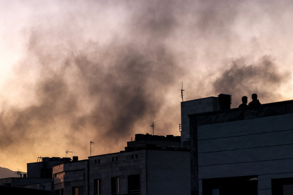 صورة مؤرخة في 18 حزيران/يونيو 2025 من تل أبيب خلال اعتراض الدفاعات الجوية صواريخ إيرانية (أ ف ب)