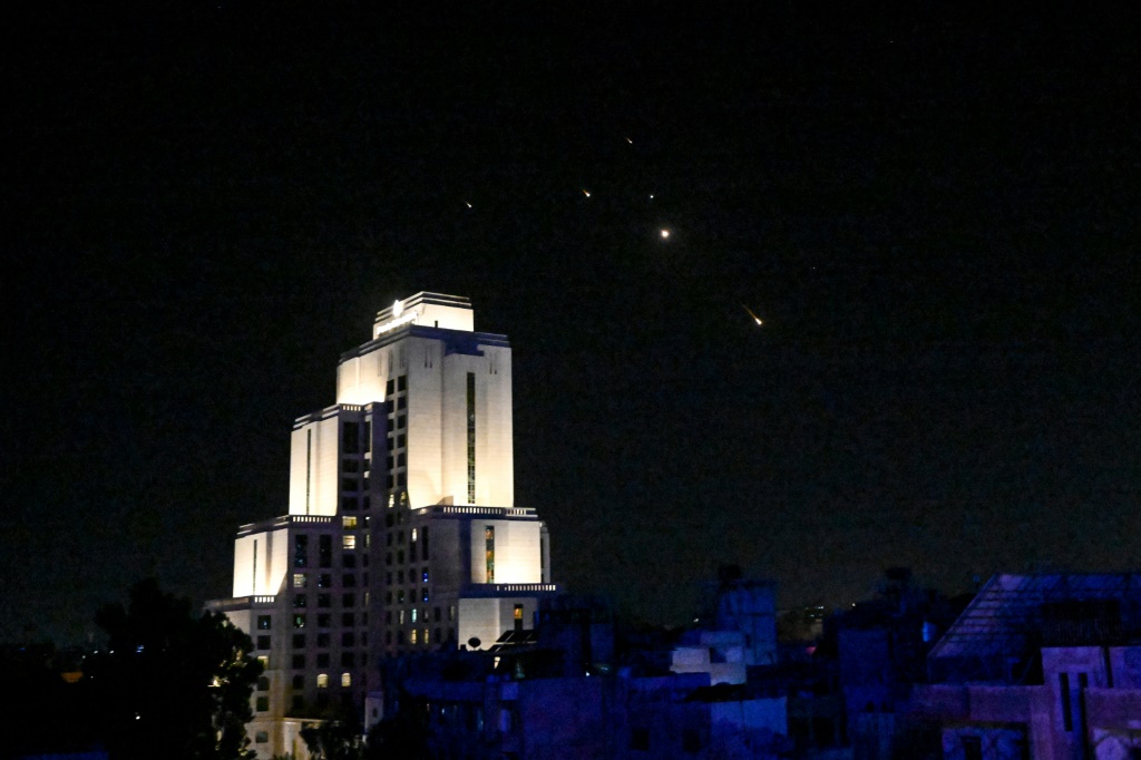 صواريخ إيرانية لدى عبورها أجواء دمشق ليل 17 حزيران/يونيو 2025، في طريقها الى اسرائيل على وقع المواجهة غير المسبوقة بين القوتين الإقليميتين (ا ف ب)