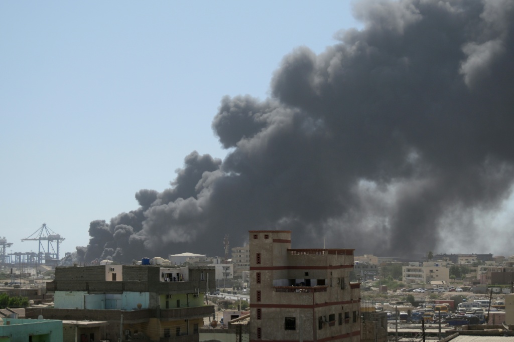 أشار النائب العام إلى استهداف الدعم السريع للبنية التحتية المدنية بشكل ممنهج باستخدام الطائرات المسيّرة، بما في ذلك المستشفيات ومحطات الكهرباء والمطارات والموانئ والسجون (أ ف ب)