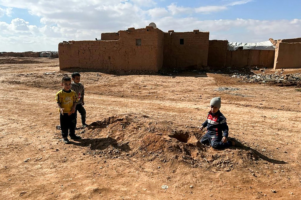 صورة وزعتها المنظمة السورية للطوارئ في 17 أيار/مايو 2024 تظهر أطفالاً يلهون في مخيم الركبان (ا ف ب)