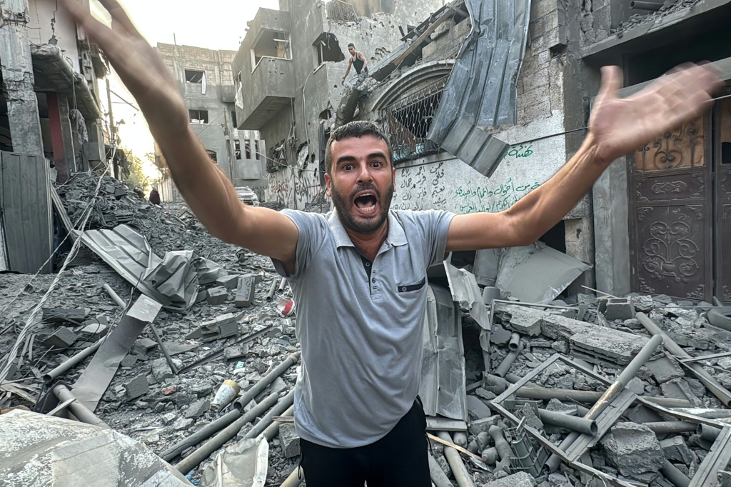 استحضرت الصحيفة تعبير "تفاهة الشر" الذي أثار جدلا حادا عندما لجأت إليه الفيلسوفة اليهودية حنة آرنت لوصف شخصية أدولف أيخمان خلال محاكمته من قبل إسرائيل عام 1961 (أ ف ب)