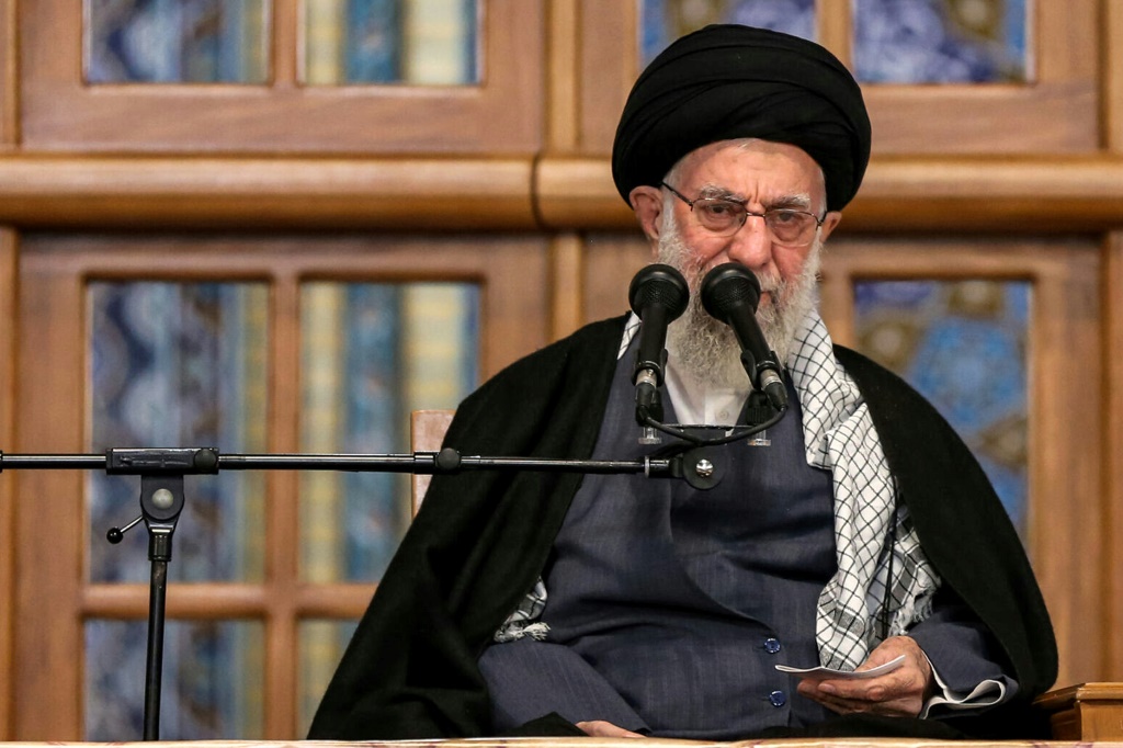 صورة للمرشد الأعلى للجمهورية الإيرانية علي خامنئي  (ا ف ب)