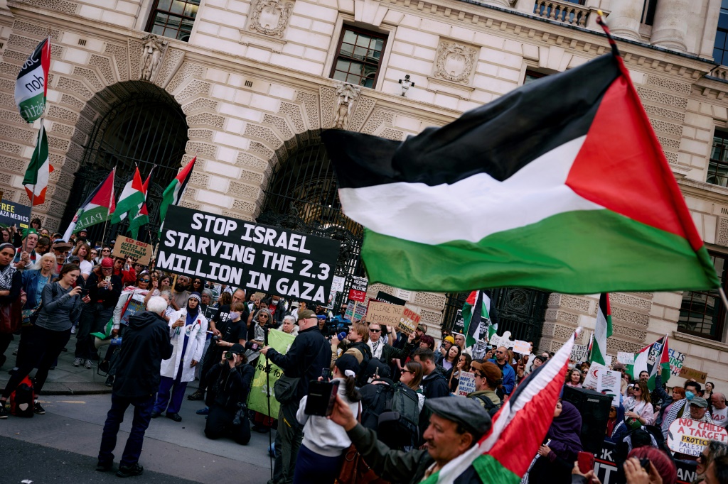 تظاهرة أمام مقر وزارة الخارجية في وسط لندن في 9 حزيران/يونيو 2025 لمطالبة الحكومة بحماية طاقم السفينة "مادلين" من "اسطول الحرية لغزة" (أ ف ب)