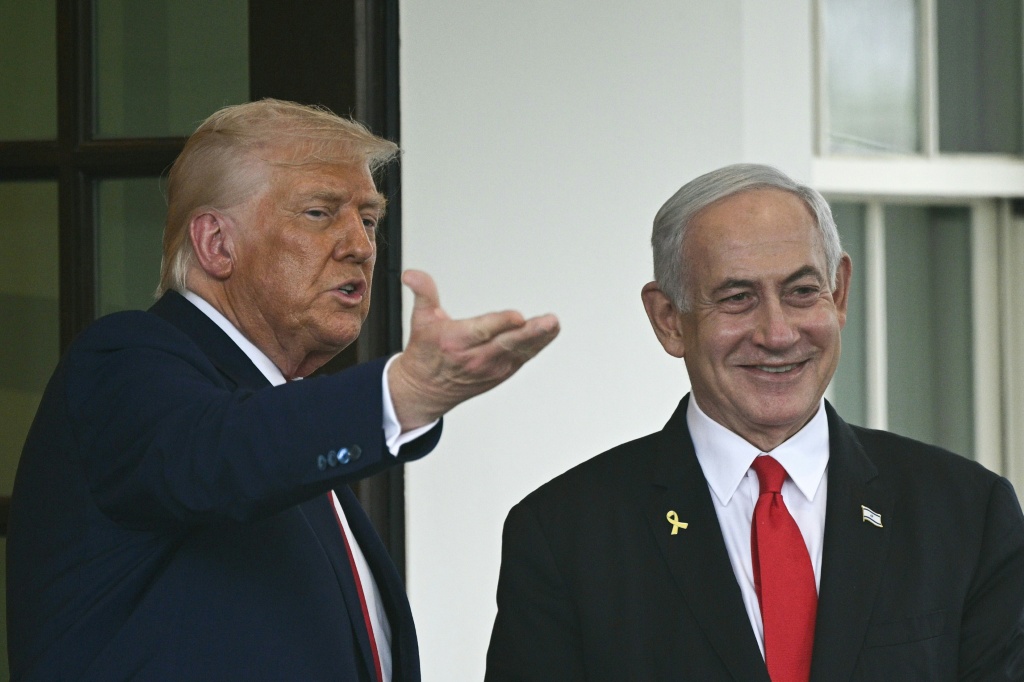 الرئيس الأميركي دونالد ترامب لدى استقباله رئيس الوزراء الإسرائيلي بنيامين نتانياهو في البيت الأبيض في نيسان/ابريل 2025 (ا ف ب)