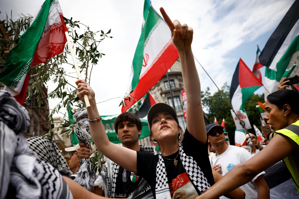 مشاركون في تظاهرة حاشدة في لندن دعما للفلسطينيين في قطاع غزة في 21 حزيران/يونيو 2025 (أ ف ب)