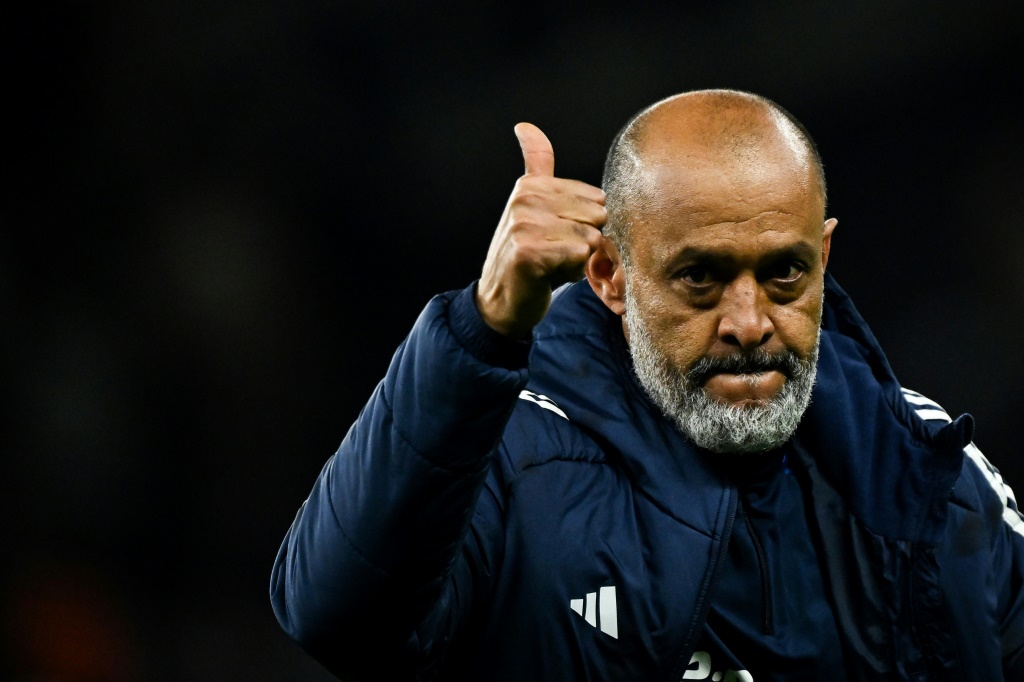 البرتغالي نونو إشبيريتو سانتو مدرب نوتنغهام فوريست خلال مباراة فريقه أمام توتنهام في لندن، في 21 نيسان/أبريل 2025 (أ ف ب)