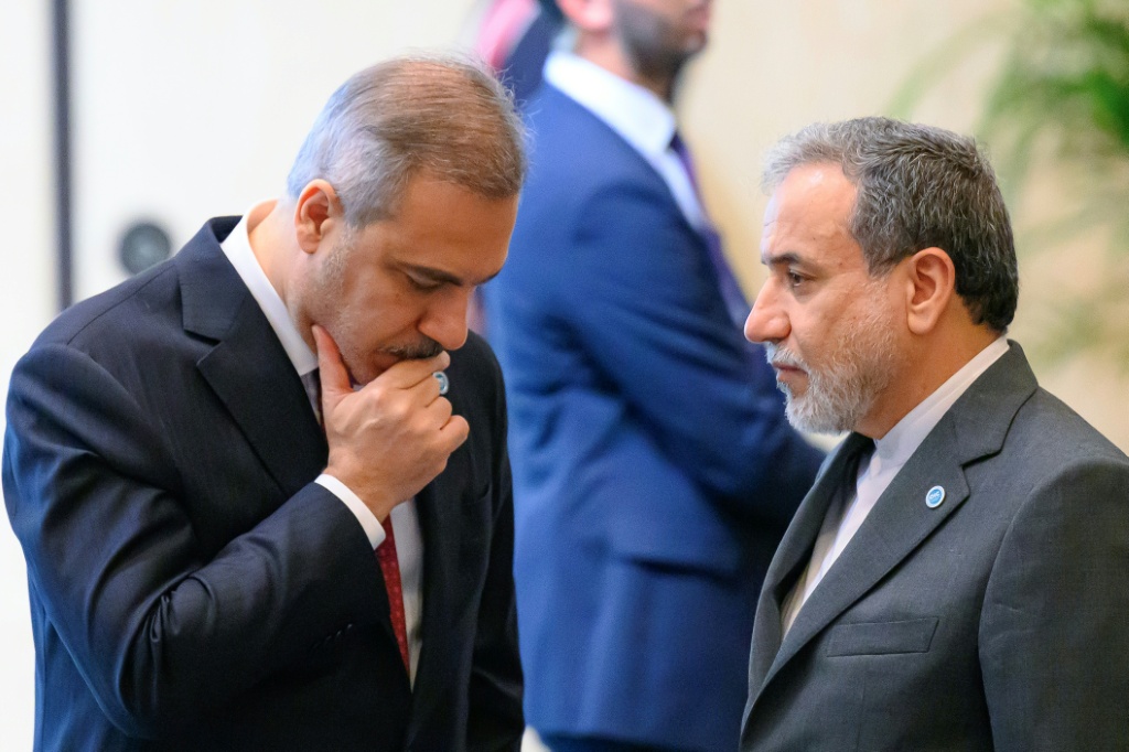 وزير الخارجية التركي هاكان فيدان متحدثا الى نظيره الايراني عباس عراقجي على هامش اجتماع دول منظمة التعاون الاسلامي في اسطنبول في 21 حزيران/يونيو 2025 (ا ف ب)