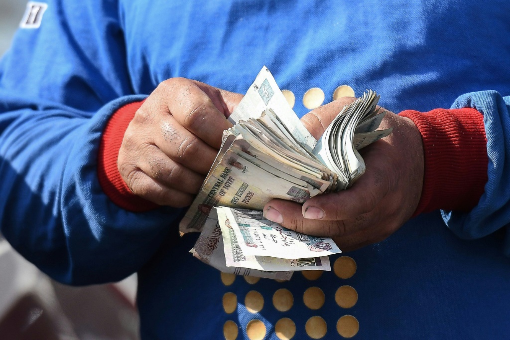 تزامن التحسن في أداء السوق مع صعود جديد في سعر الدولار أمام الجنيه المصري، إذ اقترب في عدد من البنوك المحلية من حاجز 51 جنيها، في حين سجلت العملة الأمريكية في البنك المركزي المصري 50.71 جنيها للبيع، و50.61 جنيها للشراء (أ ف ب)