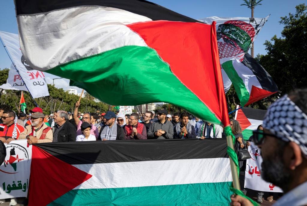 انطلت المظاهرة من باب الحد التاريخي (وسط العاصمة) في اتجاه مبنى البرلمان (أ ف ب)
