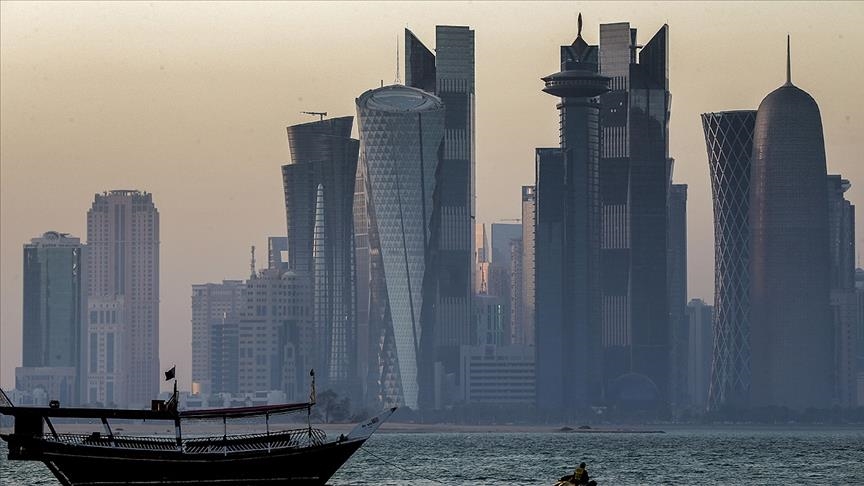 بعد إغلاقه لساعات.. قطر تعيد فتح مجالها الجوي الأناضول)