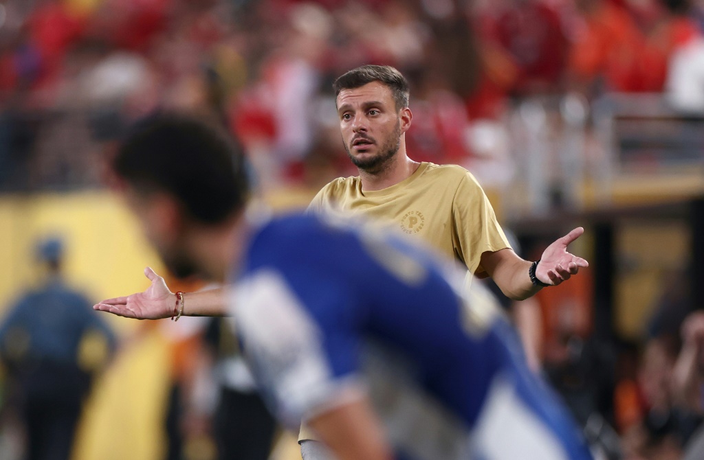 الأرجنتيني مارتين أنسيلمي مدرب بورتو البرتغالي في مواجهة الأهلي المصري ضمن مسابقة كأس العالم للأندية بكرة القدم. ملعب ميتلايف، نيويورك، في 23 حزيران/يونيو 2025 (أ ف ب)