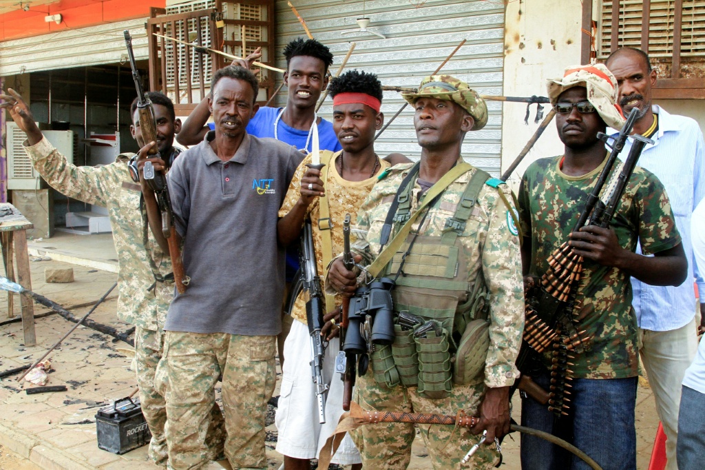 جنود من الجيش السوداني في بلدة الصالحة جنوب أم درمان بعد يوم من استعادتها من قوات الدعم السريع في 21 أيار/مايو 2025 (أ ف ب)