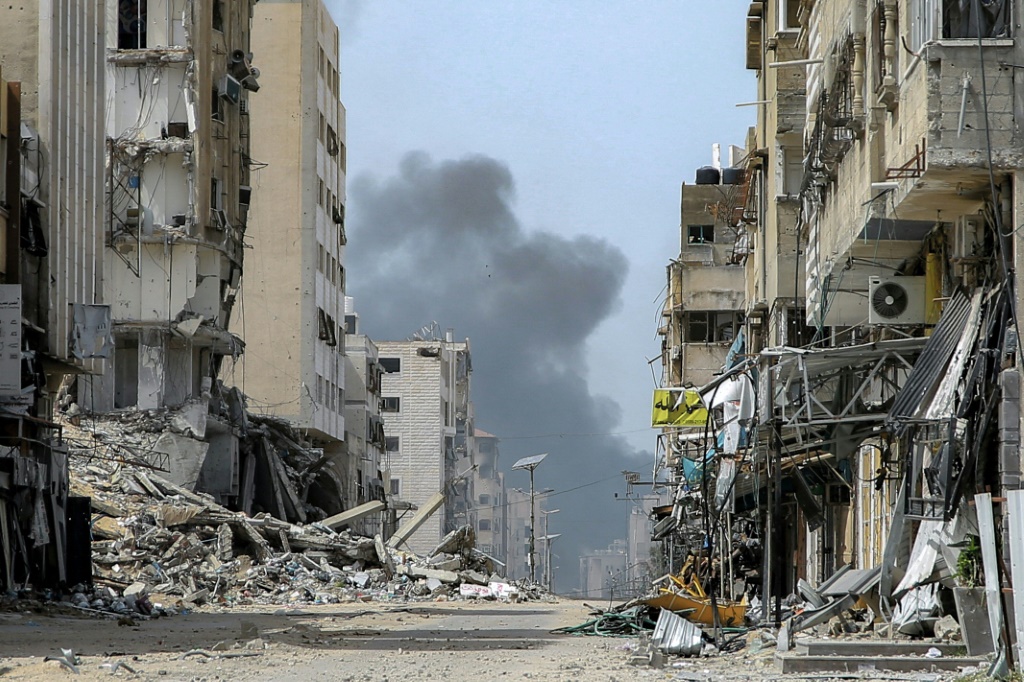 أبرزت الصحيفة أن قرار الجيش الإسرائيلي تحديد أكثر من 82% من أراضي غزة مناطق مغلقة أدت إلى تكدس سكان القطاع في مخيمات نزوح لا تُطاق (أ ف ب)