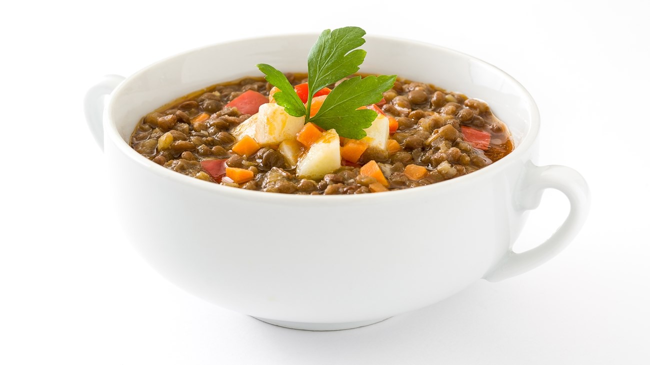 شوربة العدس بالبطاطس.. حساء صحي ينصح به وهذه طريقة تحضيره (زهرة الخليج)
