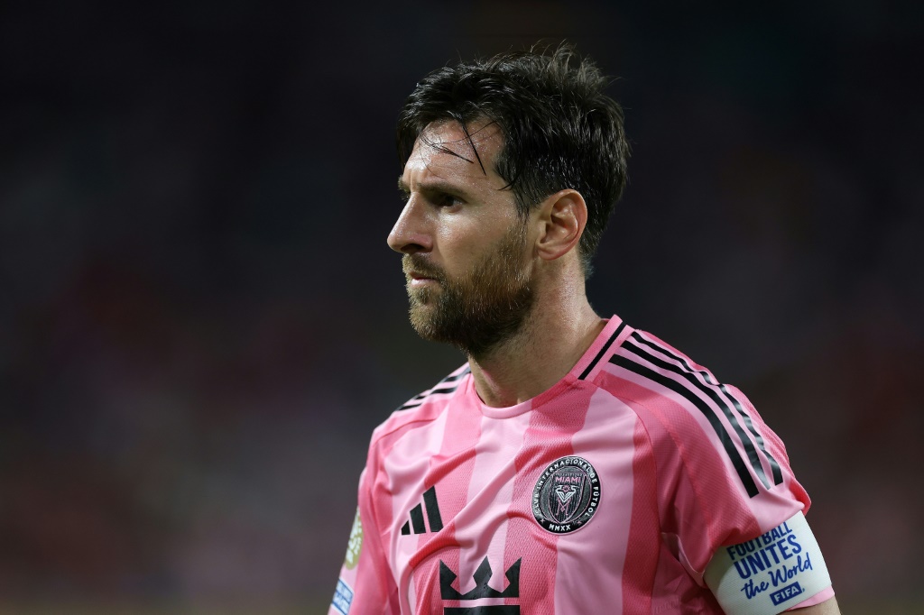 الأرجنتيني ليونيل ميسي قائد إنتر ميامي الأميركي في مواجهة الأهلي المصري ضمن مسابقة كأس العالم للأندية بكرة القدم. ملعب هارد روك، ميامي، في 14 حزيران/يونيو 2025 (أ ف ب)