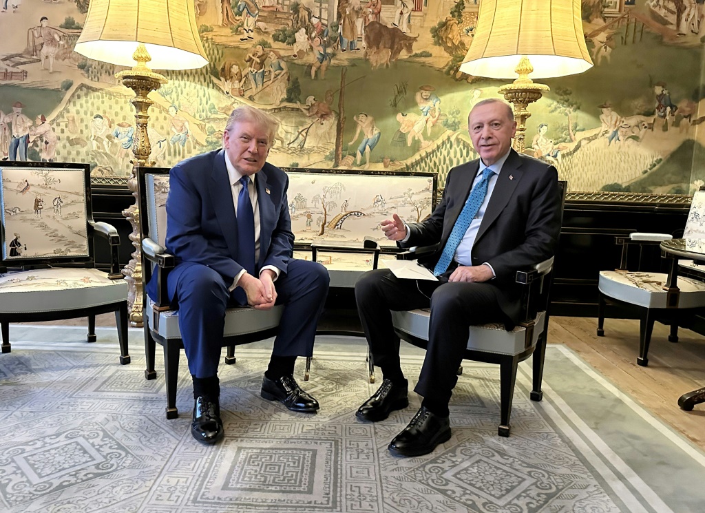 صورة التقطها ووزعها المكتب الإعلامي للرئاسة التركية في 24 حزيران/يونيو 2025، تظهر الرئيس التركي رجب طيب إردوغان (يمين) والرئيس الأميركي دونالد ترامب خلال اجتماع على هامش قمة للناتو في لاهاي (أ ف ب)