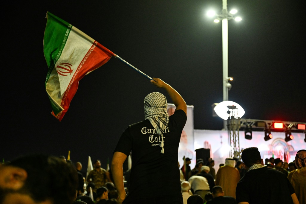 مظاهرة وسط طهران للتنديد بالحرب الإسرائيلية على إيران (ا ف ب)